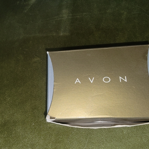 NIB Avon Faux Pearl and Crystal Illusion Gift Set - Picture 4 of 6